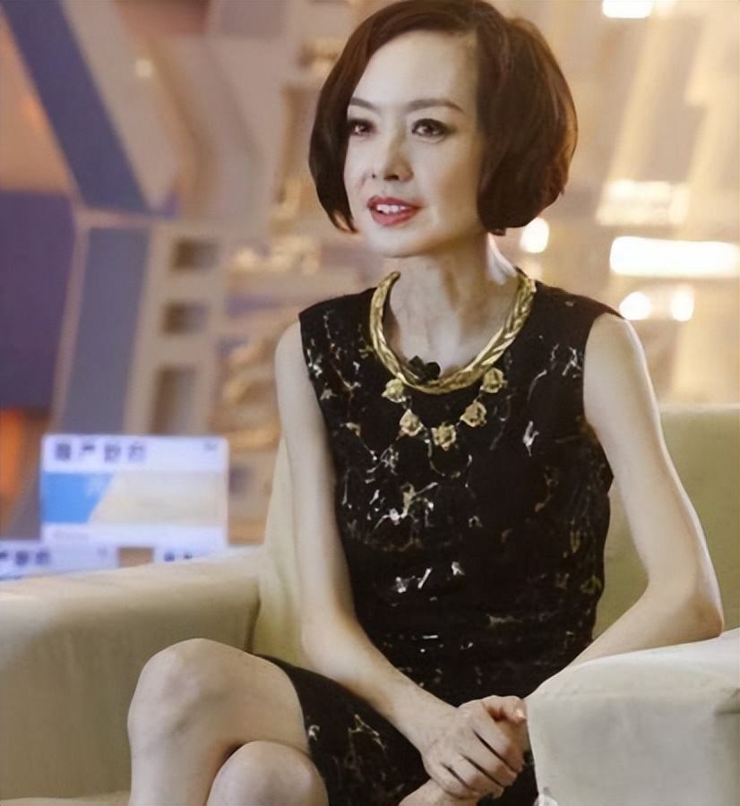 肋骨明显突出，身子干瘪，那些瘦过头的女星