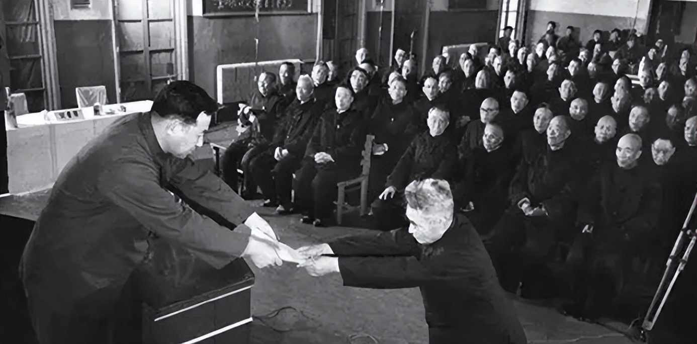 1987年，蒋经国看完邓小平送给的礼，红了眼眶：共产党的情我领了