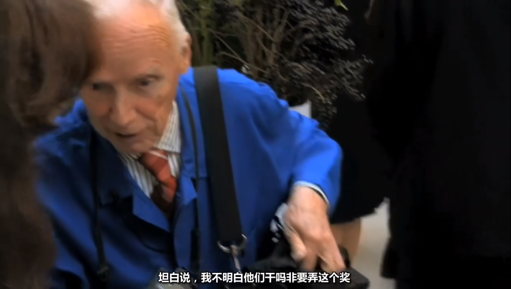 老头看到黑丝狂拍，却没人敢白眼！被封街拍之神的他，名震时尚圈