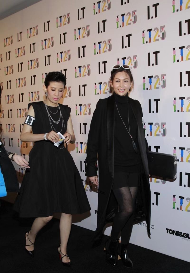 邱淑贞罕见携夫亮相，颜值冻龄似吃防腐剂，豪门丈夫半秃头像爸