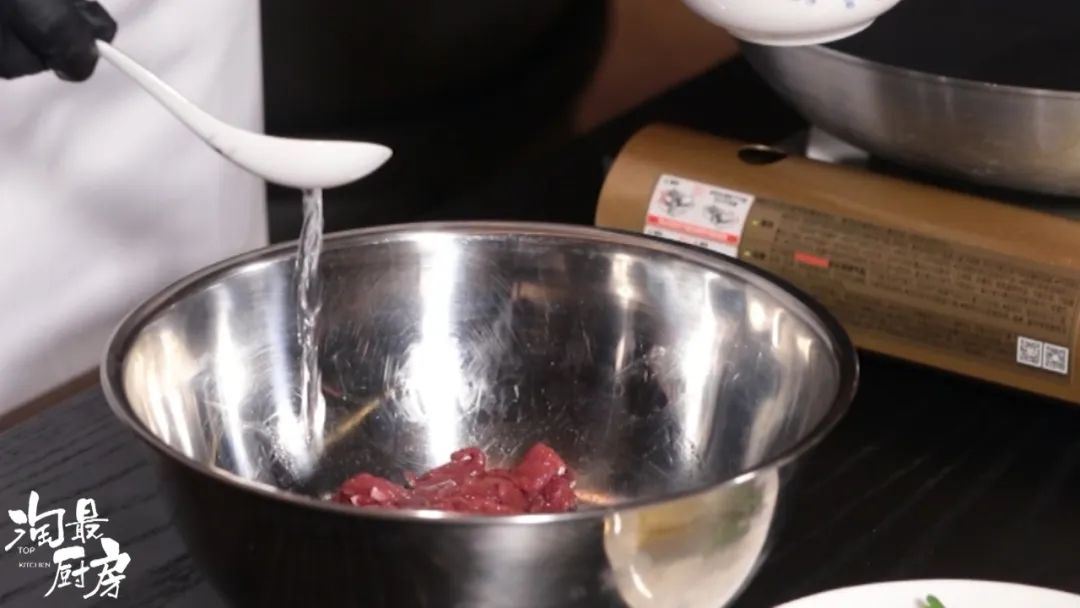 牛肉一炒就老？腌制时加点它，比豆腐还嫩滑！