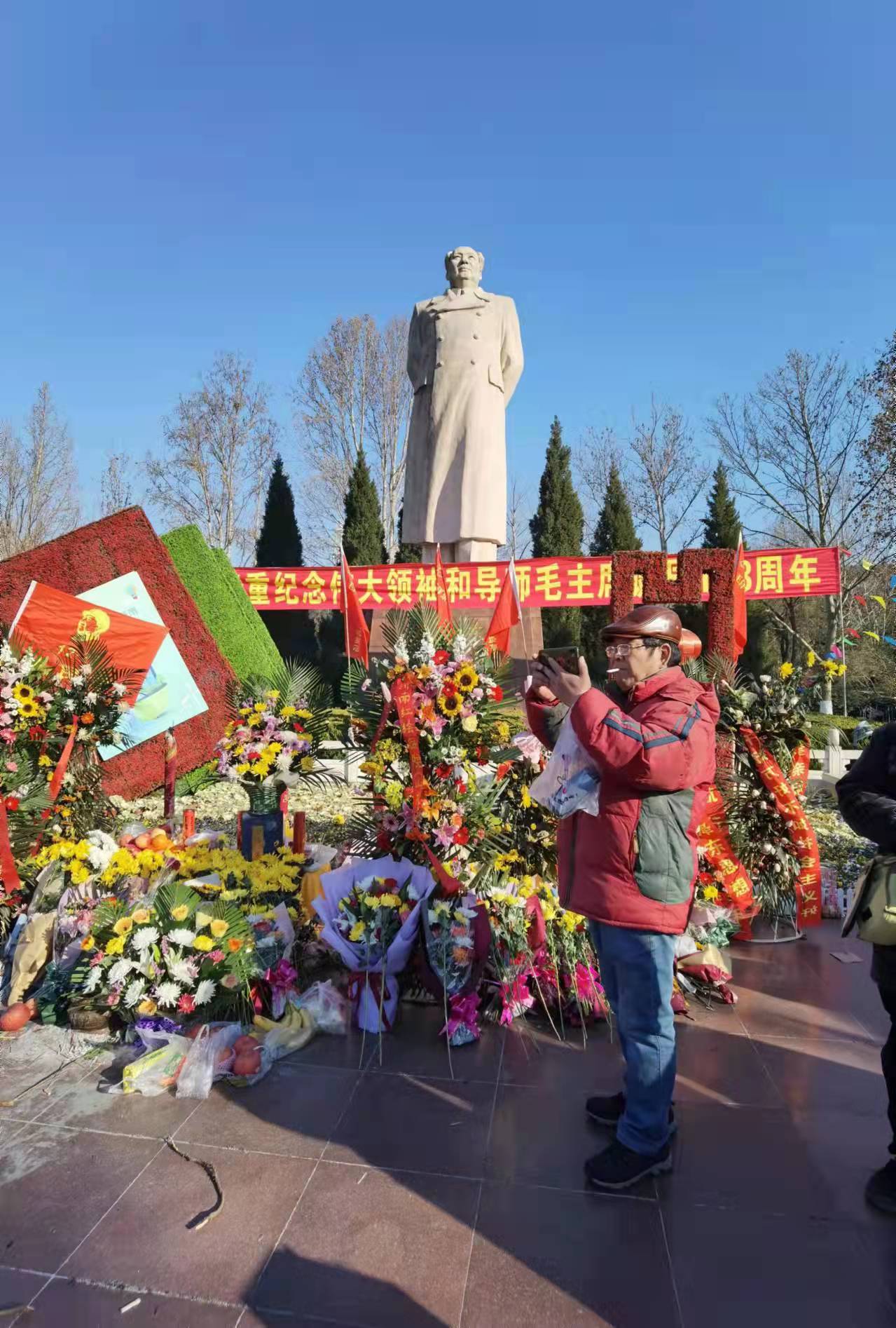 陶俊峰在济南英雄山下拍的纪念毛泽东诞辰128周年活动“纪实片”