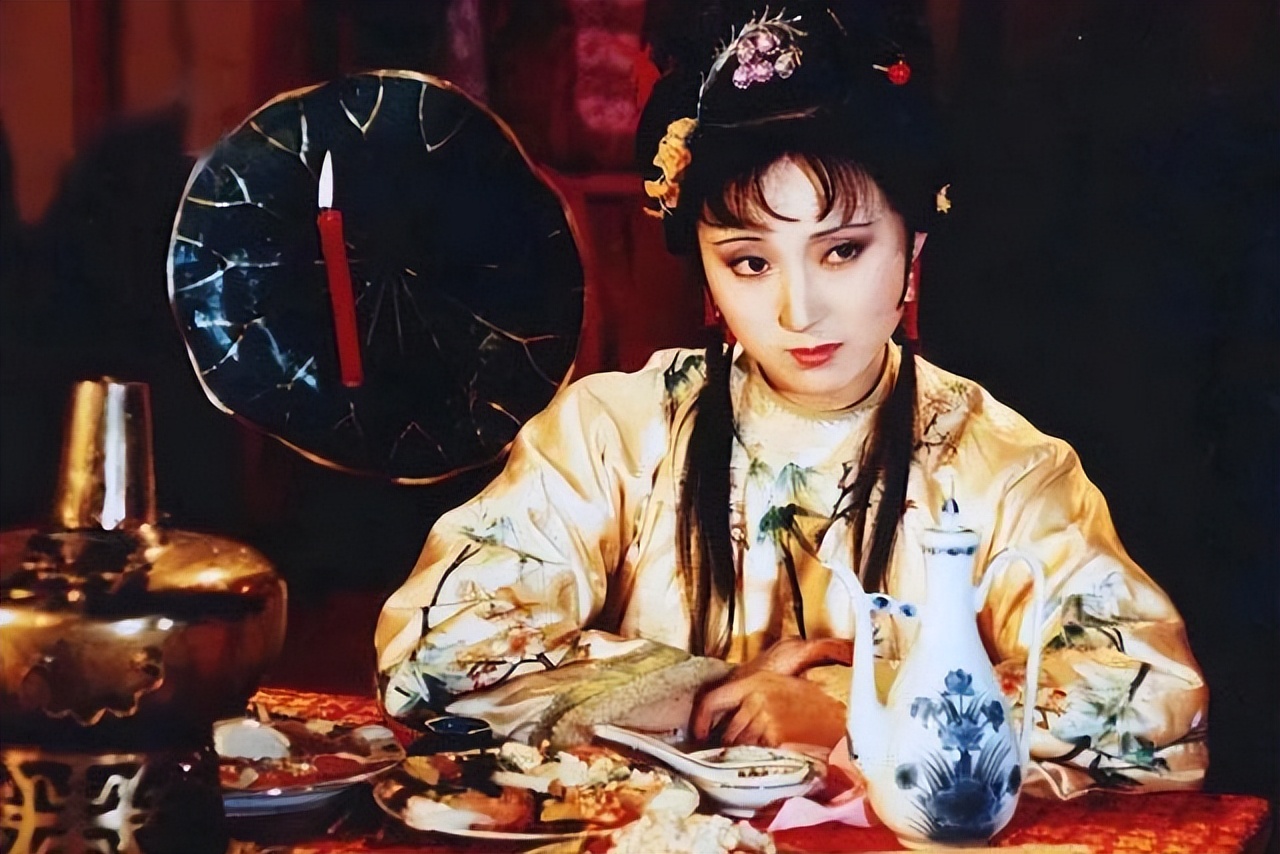 最终他把气质放在了容貌和演技之上,敲定由陈晓旭出演林黛玉,而长相更