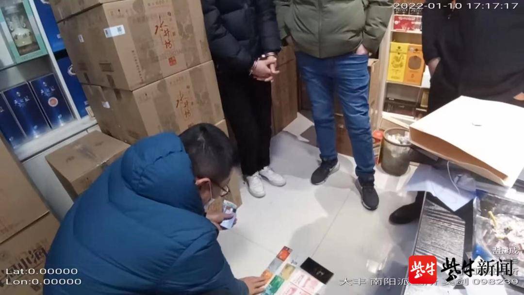 大丰警方在东台兴化两地查获5000箱假酒 这里面不乏有“茅台”、“五粮液”
