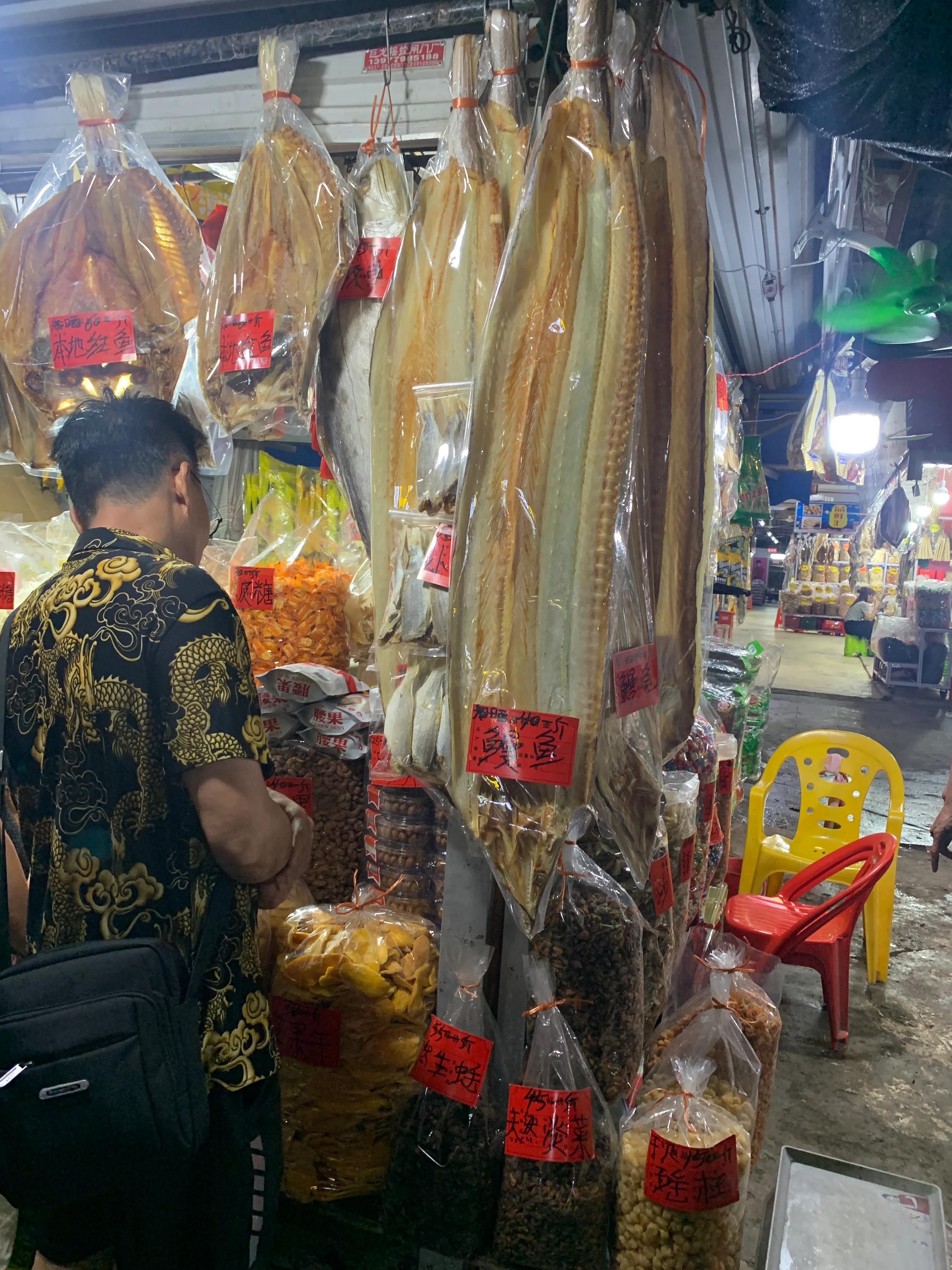 广西北海侨港风情街,各式各样的小吃,琳琅满目的海产品,吃到饱