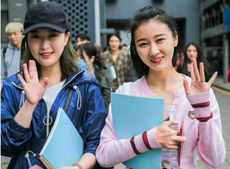 刚上大学就有人追的女生，多半有这4个特点，全中的易成“校花”