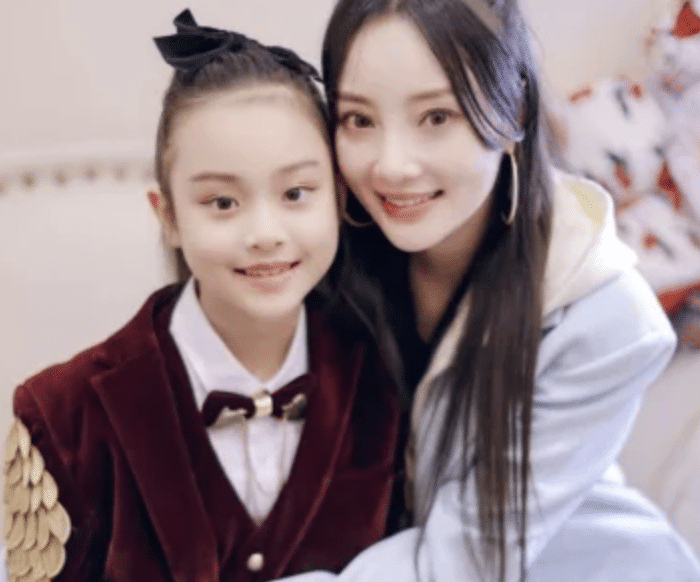 李小璐懒理新恋情传闻，晒照回顾2021，母女拍故宫写真温情满满