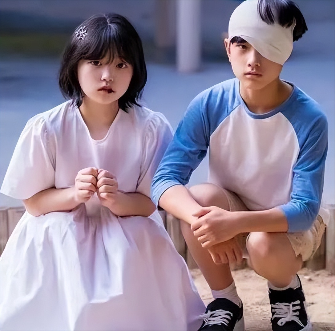 韩国女演员21岁还长着一副娃娃脸，与13岁男孩演对手戏十分般配