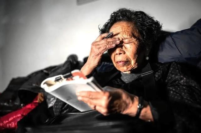 浙江女人陈金英：80岁欠债2077万90岁还清，10年时间她到底干了啥