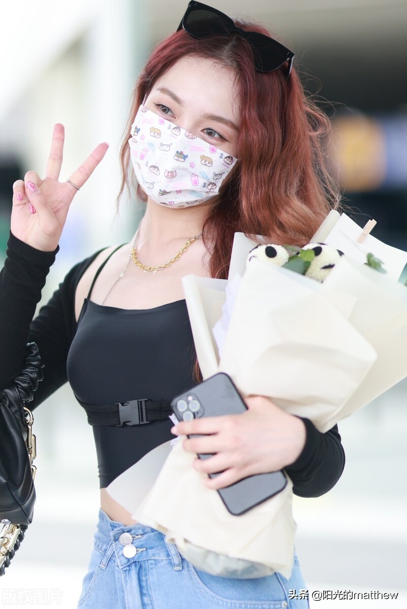 符雅凝金色长发时尚亮丽，对镜比V更活泼俏皮