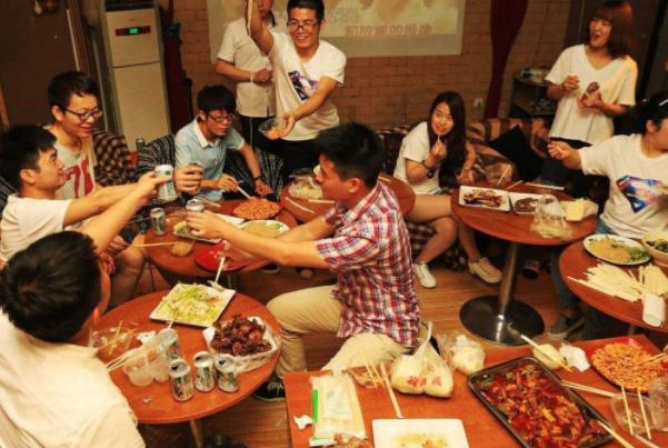 各地大学生生活费标准排行榜，贫富差距有点大，家长别乱给