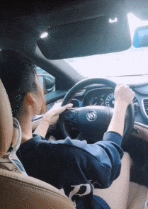 爸，你旁边的叔叔好帅，爸爸：这是你妈，网友当场笑喷了，哈哈哈