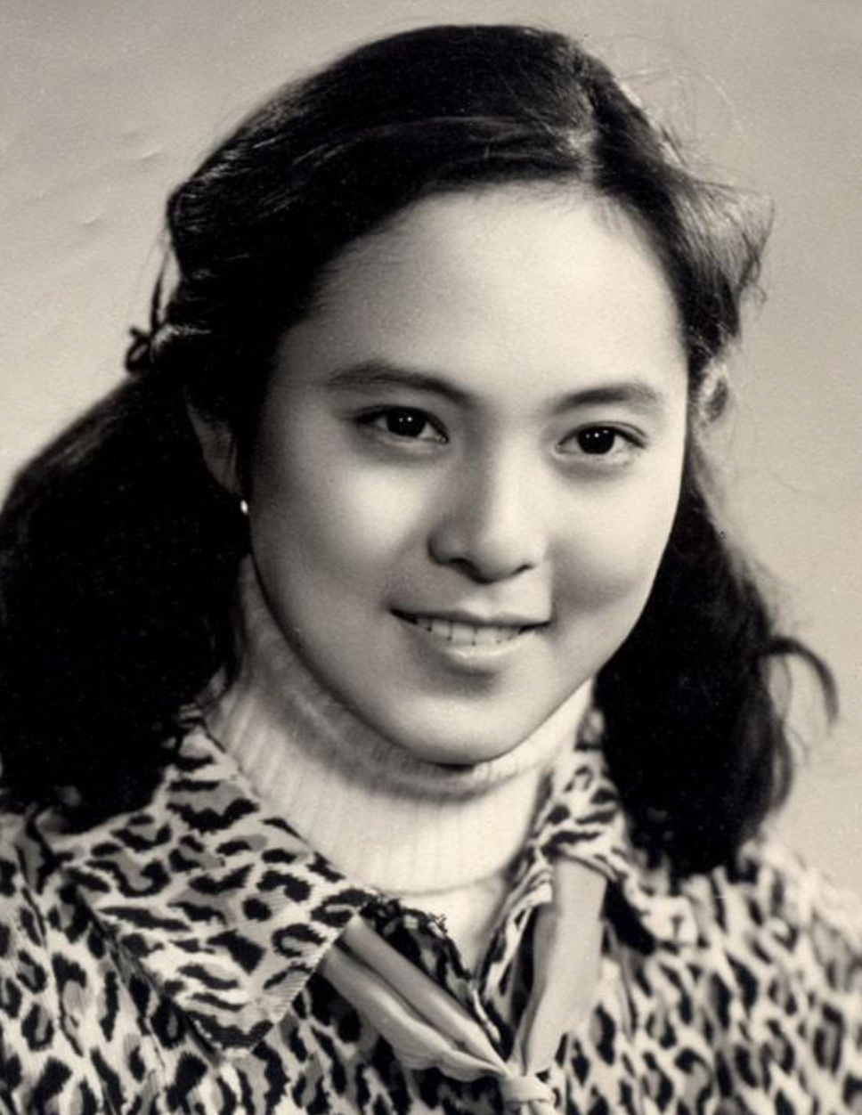 《囧妈》里的黄梅莹▽在电影里面演徐峥的妈妈↓据说片酬是一千万算是