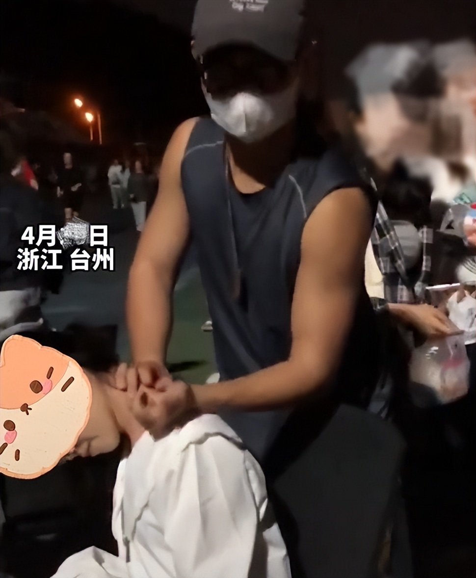 浙江一男大学生校园摆摊，引大量女生跃跃欲试，却说一般不按女生