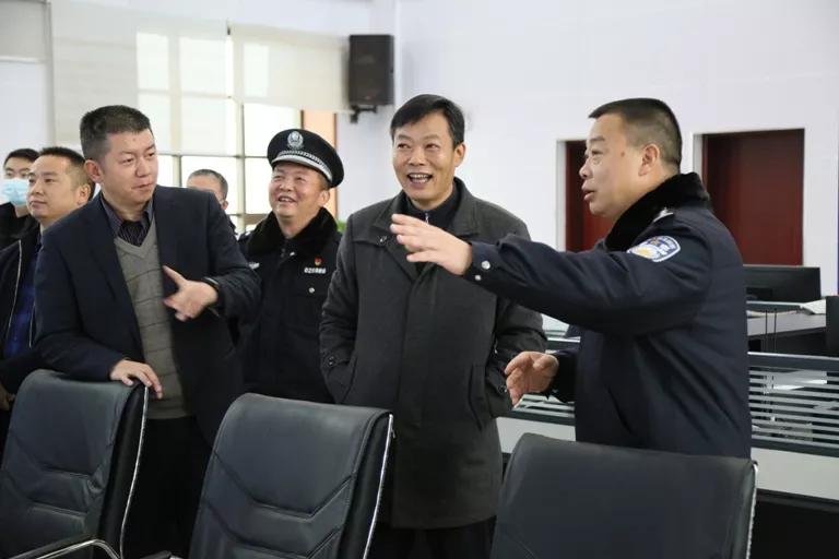 云南曲靖:陆良县委书记缪应虎到县公安局开展春节慰问