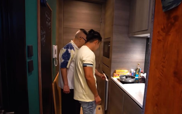 香港青年30岁的生日礼物：靠自己买18㎡“纳米房”，网友却说逼仄