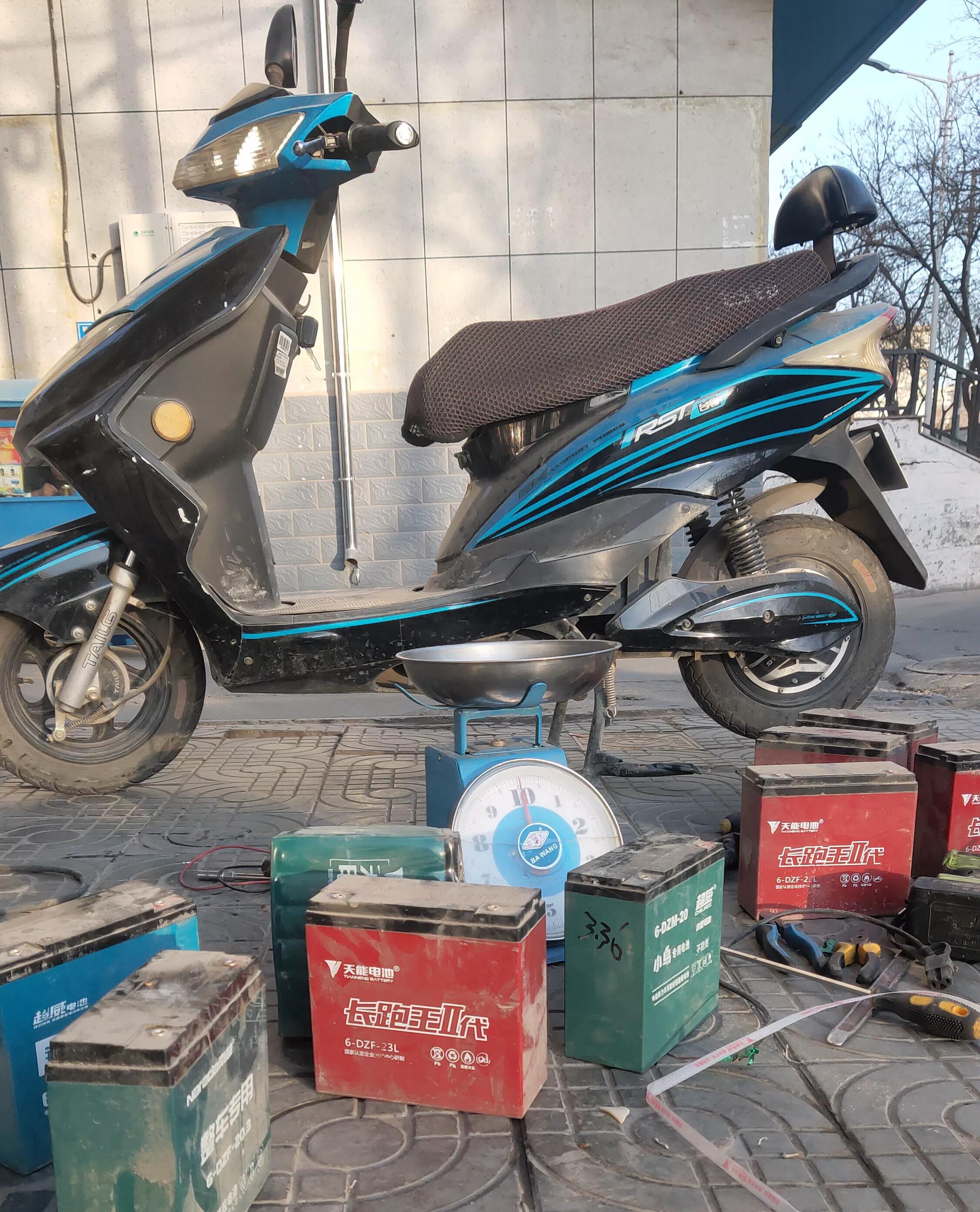 电动车跑不远该怎么办？师傅教你用一包香烟价钱修好电池，真值得
