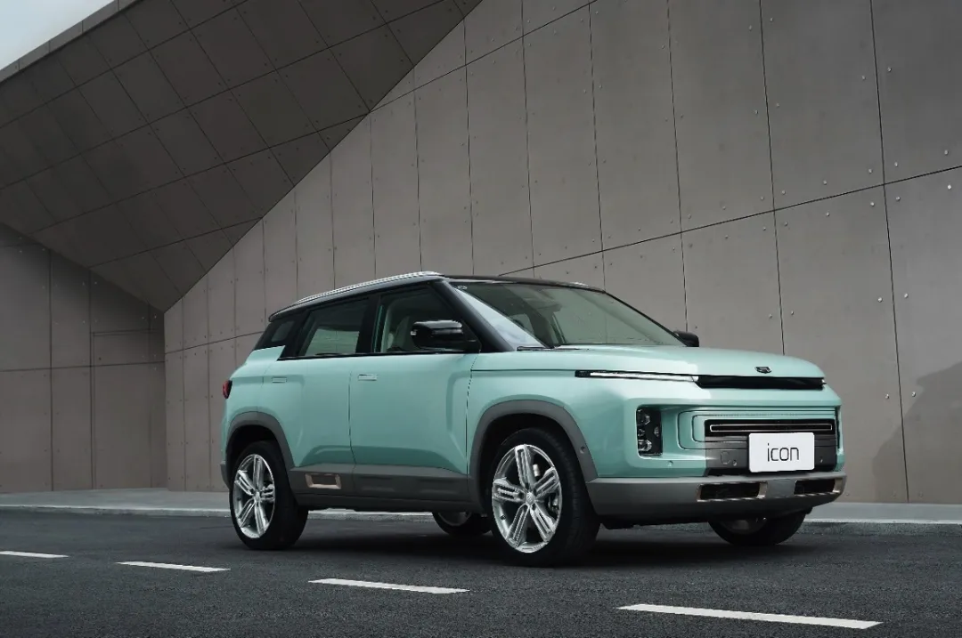 10万出头买国产"小路虎",外观超科幻,新配色堪称一绝