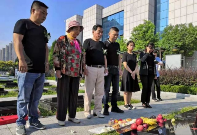 她23岁为国牺牲，初恋为其守墓一生未婚，弟弟苦寻64年在墓地痛哭