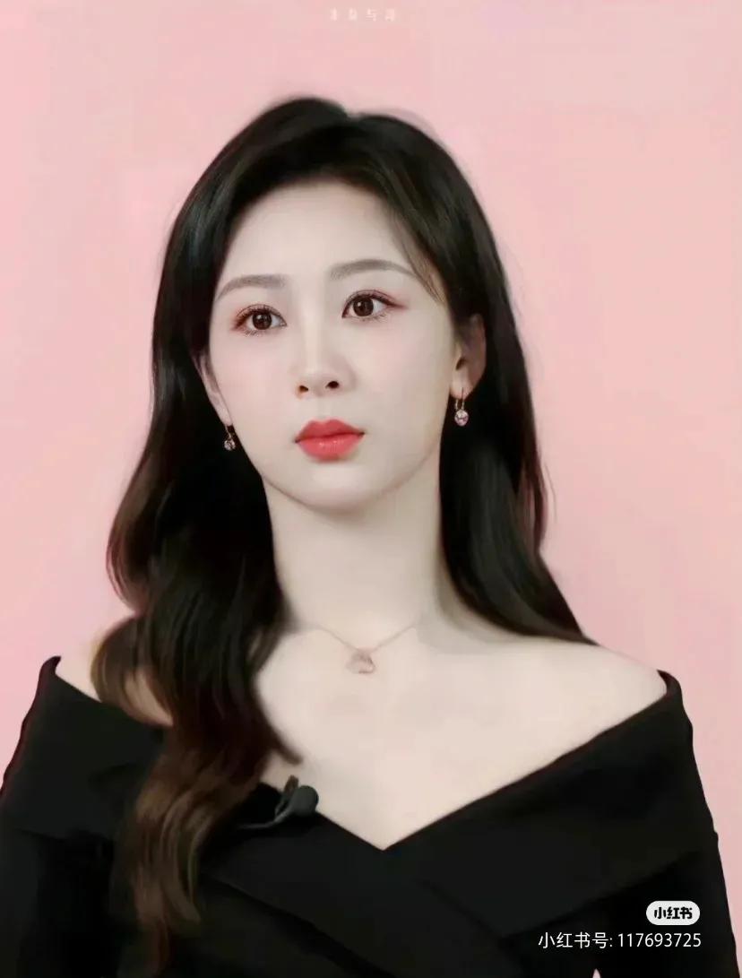好喜欢杨紫现在的状态 自信从容、温柔大方，整个人很放松自然