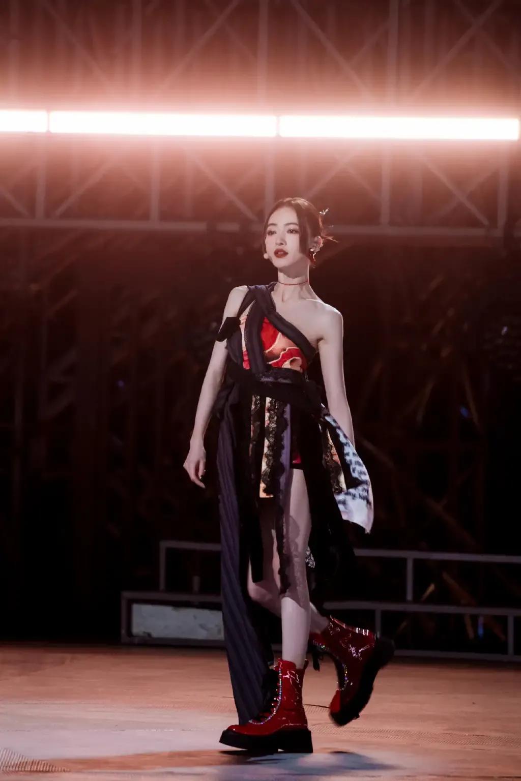 看了浪姐3,才发现吴谨言原来这么美