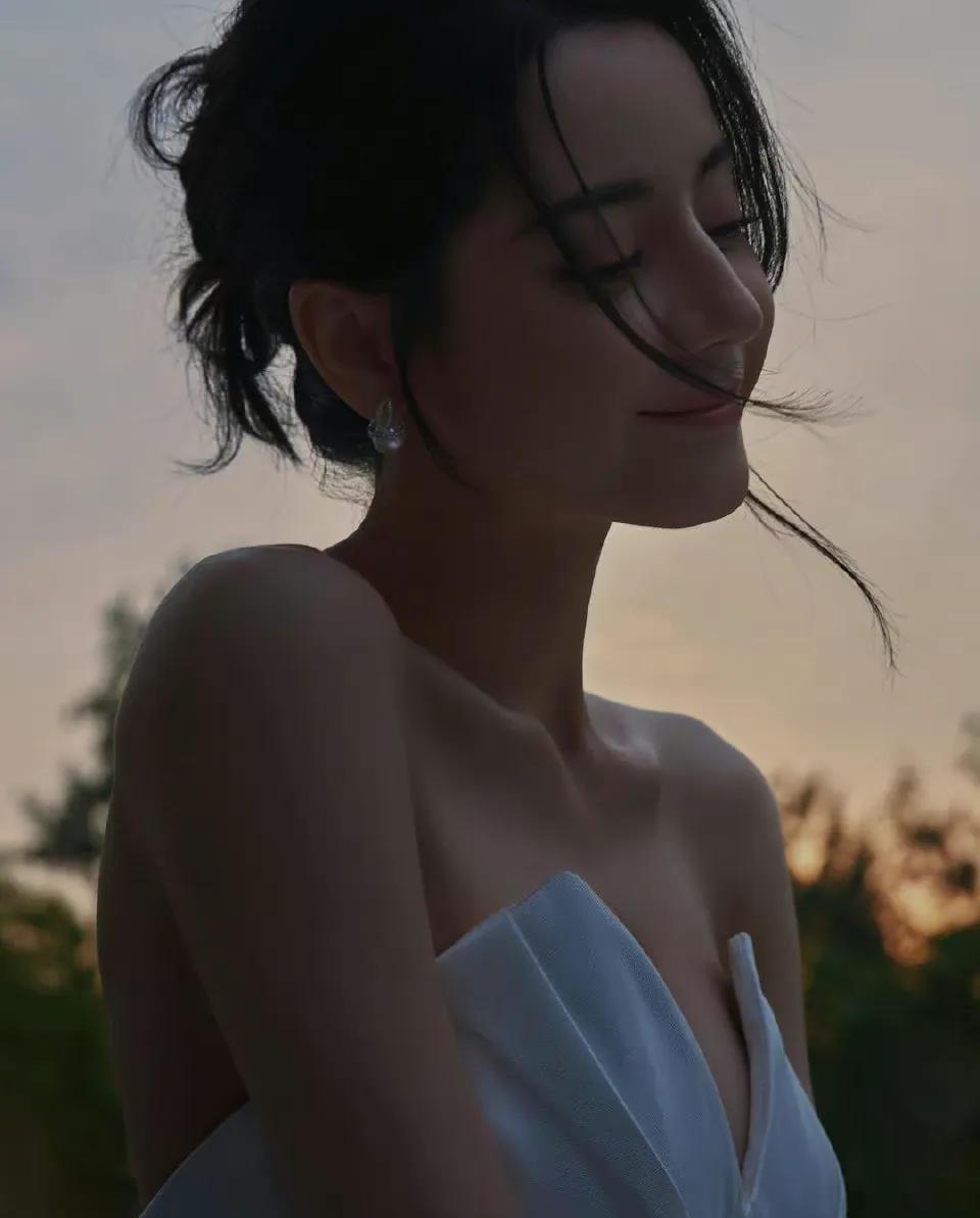 红衣杨幂与白衣迪丽热巴