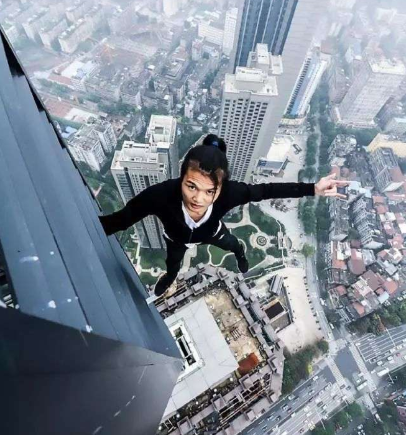 5年前,26岁小伙吴永宁,为了挣10万元给母亲治病,从263高楼坠落