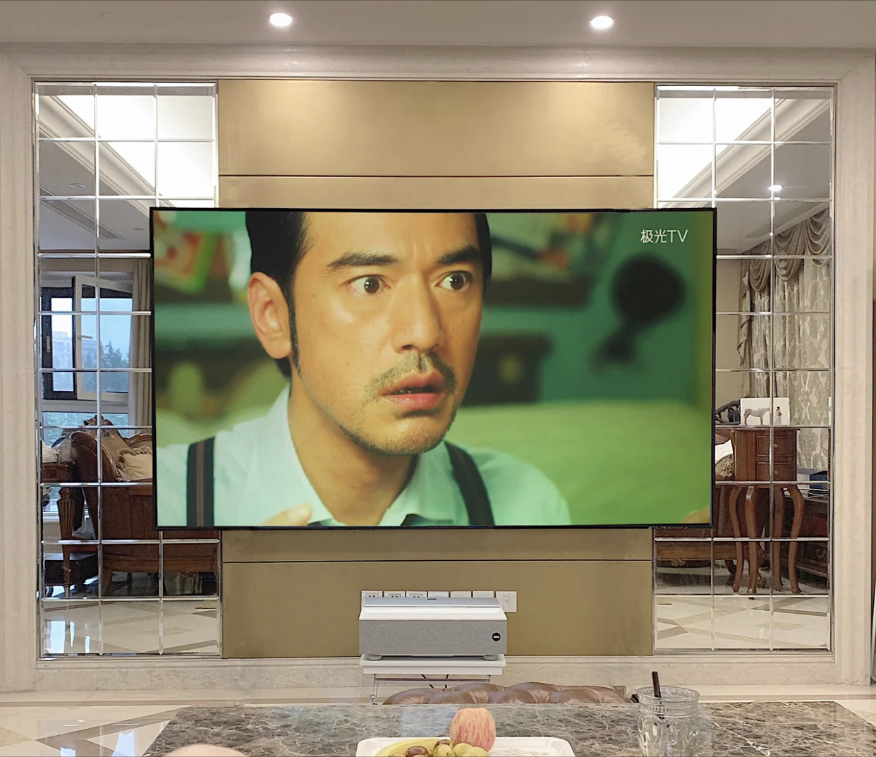 后来当我不经意间回想起小时候看电视的场景,忽然发现,即便是在黑白