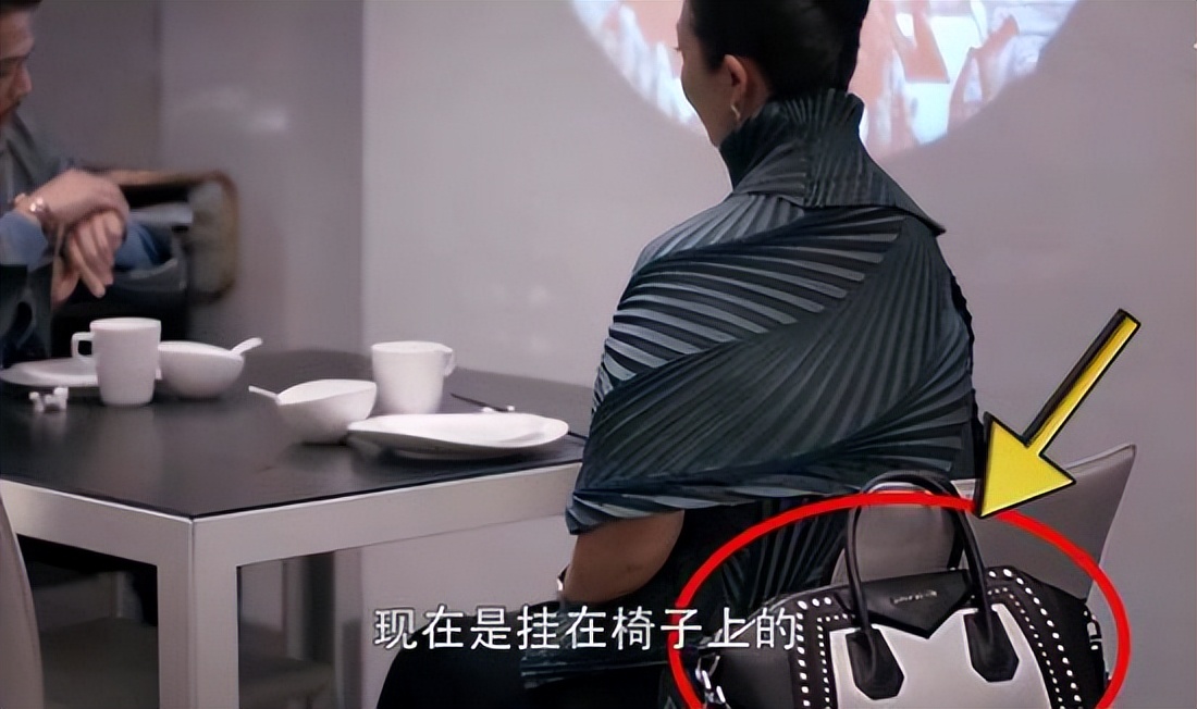 从心所欲的影视穿帮，球鞋露脸，枪抢C位，更过分就是包包