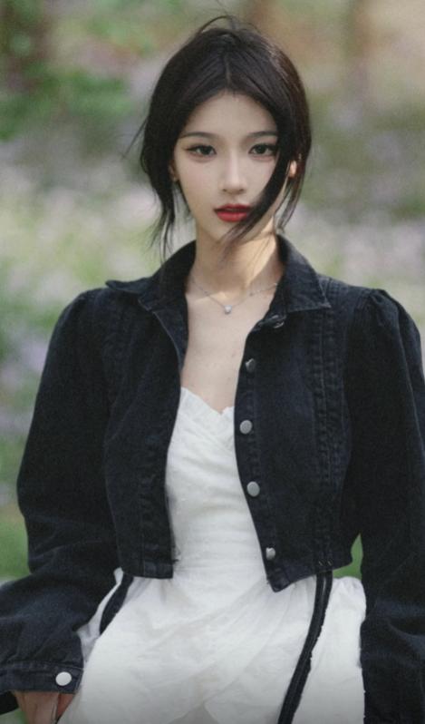 清华校花为高考生加油，青春活力笑容甜，网友：行走的招生简章