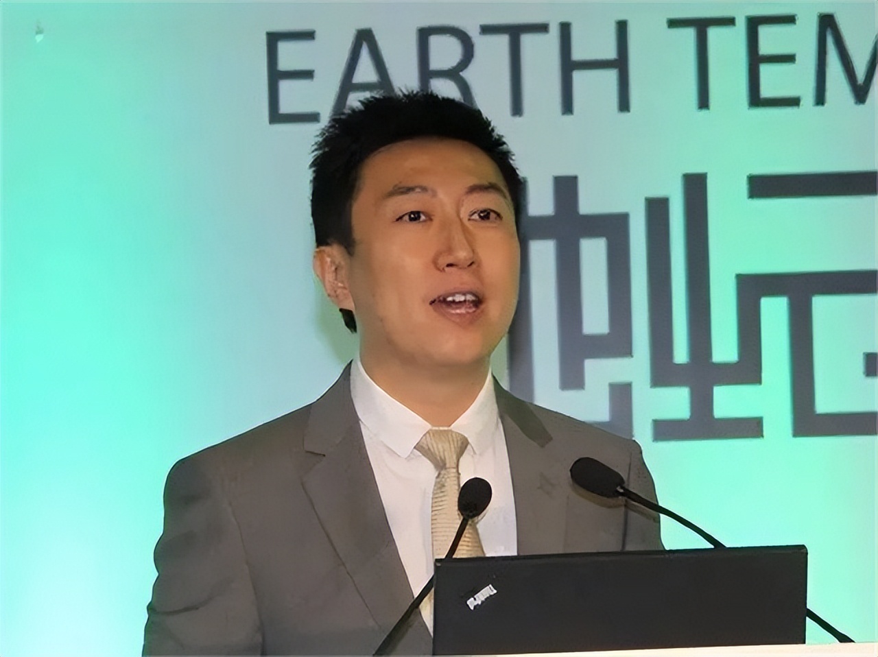 央视主持人陈伟鸿：55岁依然儒雅知性，一儿一女让人很羡慕