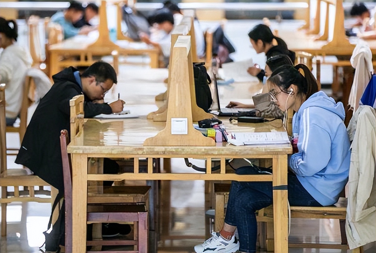 在校大学生迎来新消息，大学就是玩的日子到头了，大学生感到担忧