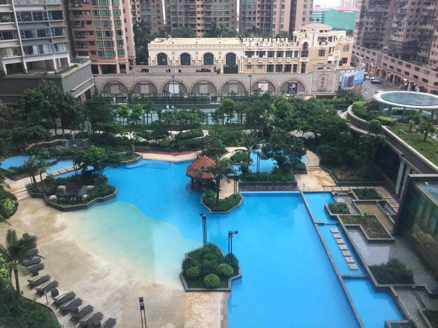 奢华客房融合传统元素，营造温馨舒适的居住体验