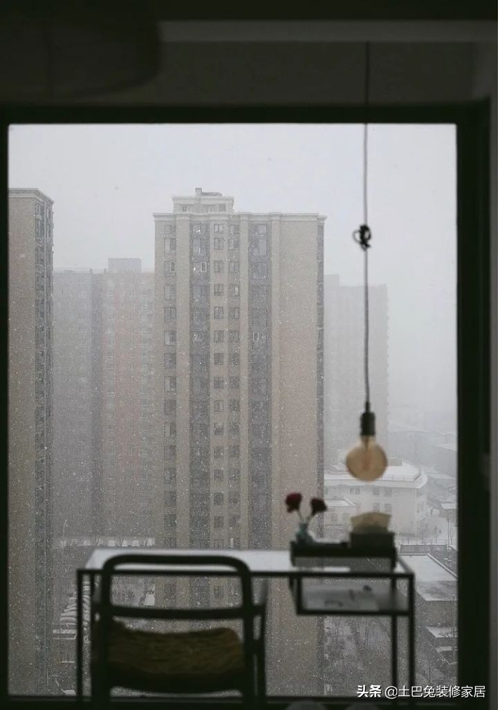 小两口爆改65m²小两房，内嵌冰箱、整墙储物、大落地窗，强！大