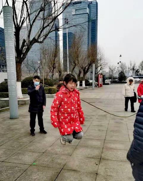 冰上起舞 一起向未来——山师附小四.七中队雏鹰小队活动侧记