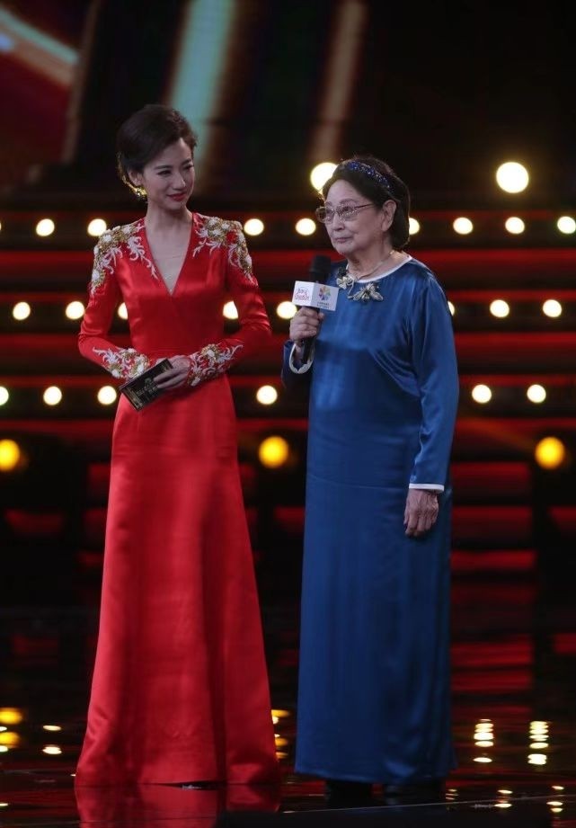 87岁王晓棠宝刀未老，穿真丝裙高贵典雅，自然老去的样子太美好