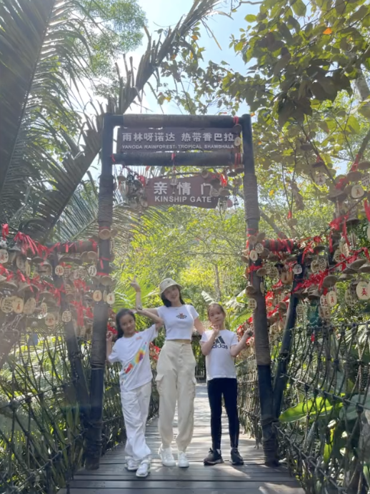 李小璐懒理新恋情传闻，晒照回顾2021，母女拍故宫写真温情满满
