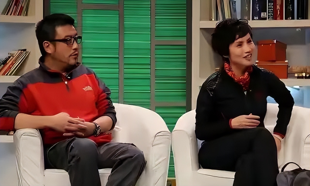 主持人徐莉：17岁入行，坚守播音行业43年，带着儿子嫁人幸福美满