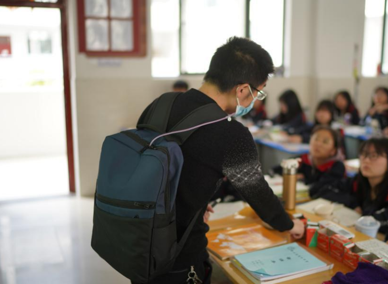 当老师前后在容貌上的变化，当老师前闭月羞花，当老师后蓬头垢面
