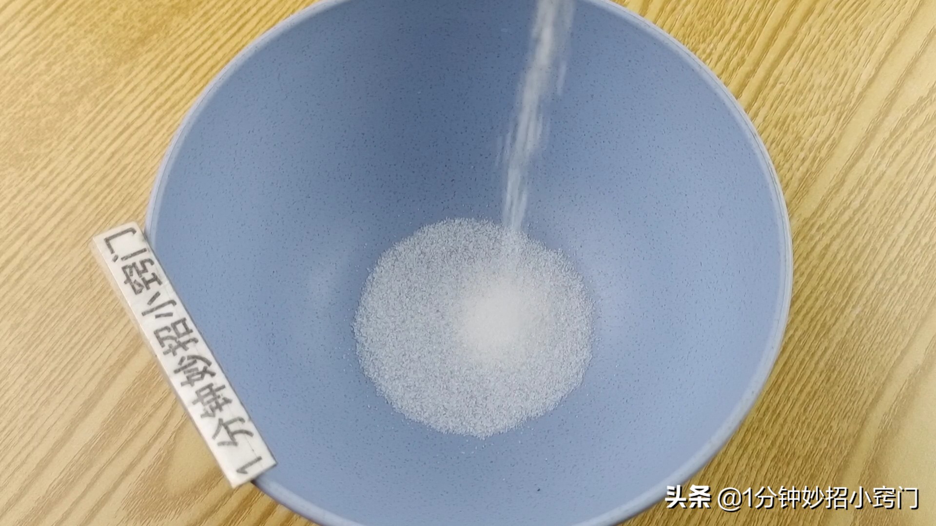 每次洗衣服前，洗衣机里倒一碗，不管多脏的衣服洗完都跟新的一样