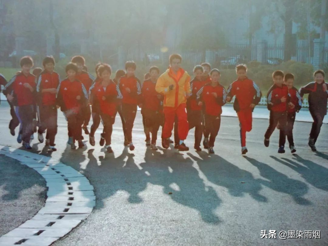 东北体育老师半生未婚，却被120个孩子叫爸爸，媒体跟踪报道12年