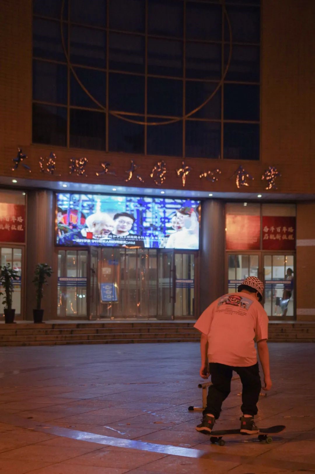 “面朝”大海，坐拥网红咖啡馆！大连一高校“精致生活”曝光，网友：太羡慕！