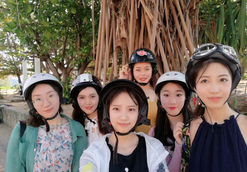 女大学生在教室“睡了一夜”，近10个小时干啥了？室友回应引质疑