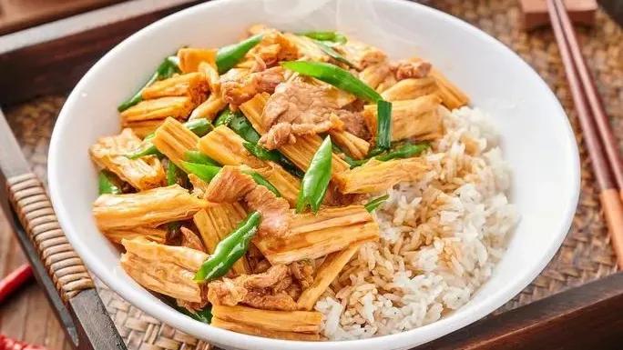 5.腐竹炒肉盖饭(188千卡/100克)图片源于网络4.
