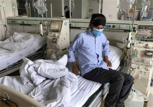 医科大大学生，因学费不足在外流浪16年，回到家后母亲早已疯癫