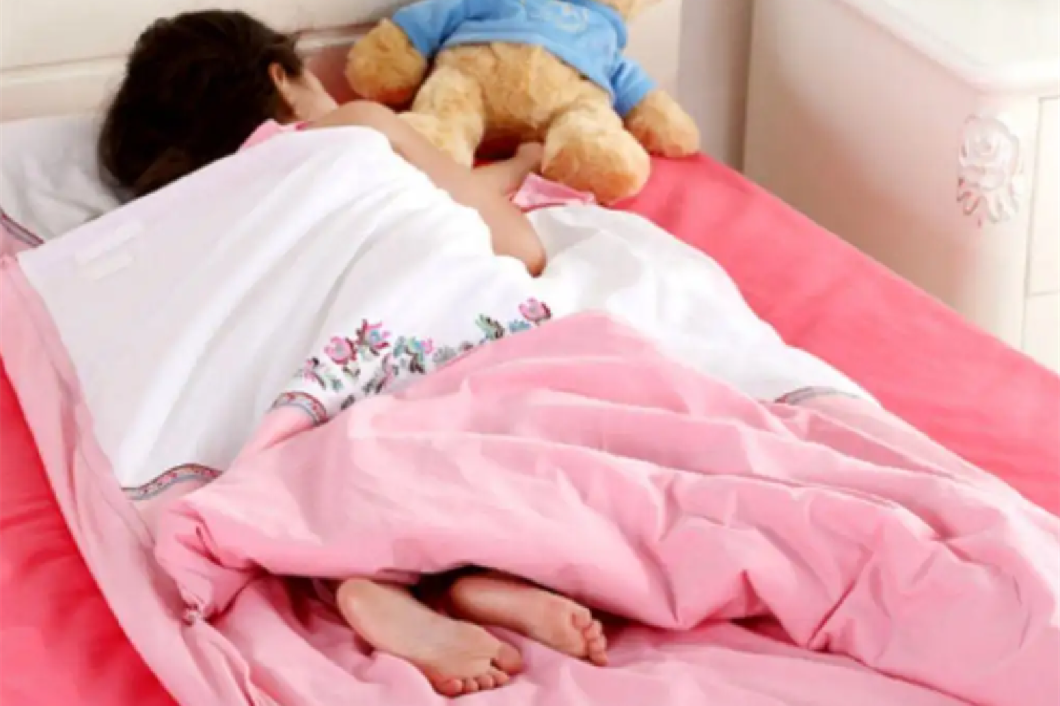 有种"冷"叫妈妈觉得你冷:一盖三不盖,宝宝才不会热得踢被子