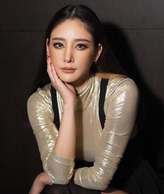 据日媒消息报道，在泰国人气女演员Tangmo意外掉入河中，一夜之间警察的搜索未能实现。