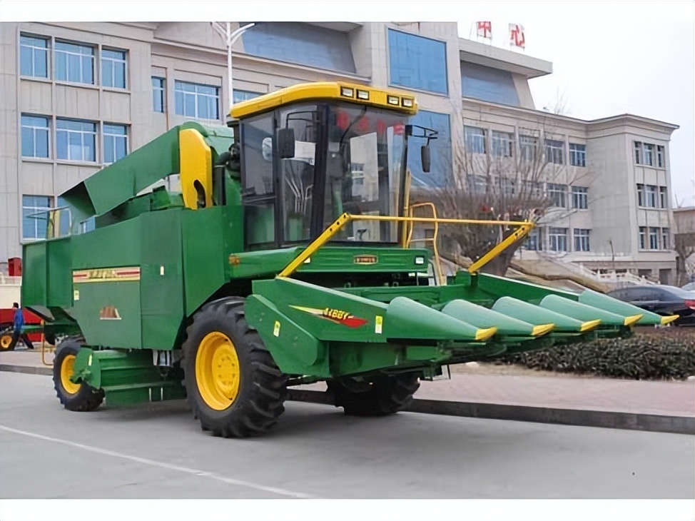 玉米收獲機暢銷榜來了，看看摘穗機型各地什么價格