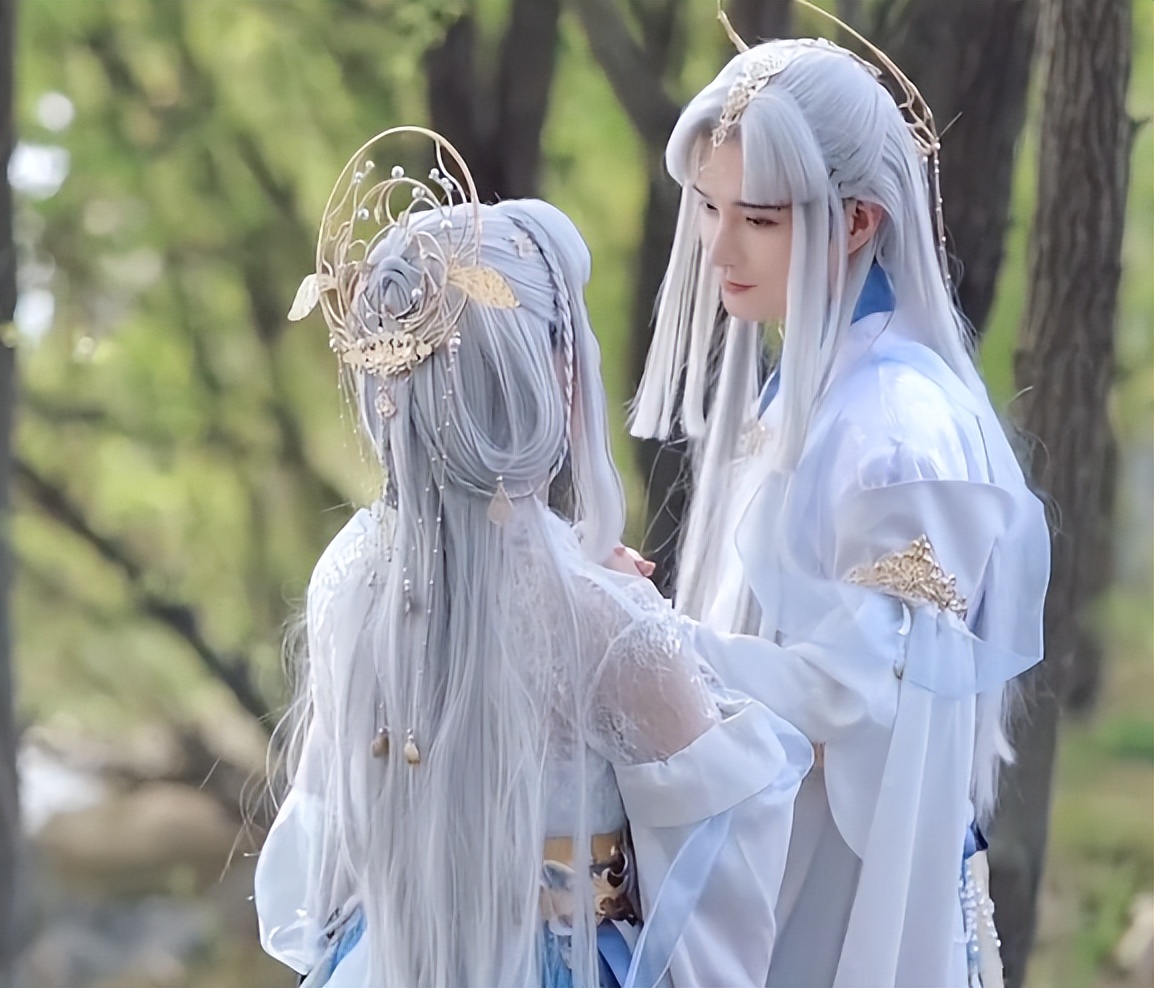COS情侣穿汉服在湖边散步，被围观叫姐妹-哪边嗨