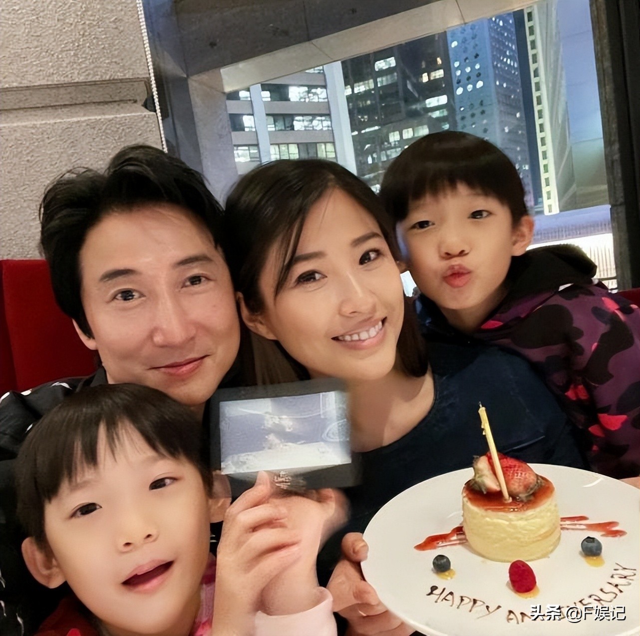 周家蔚终于带两个儿子和洪天明团聚 一家人一起玩电子游戏很温馨